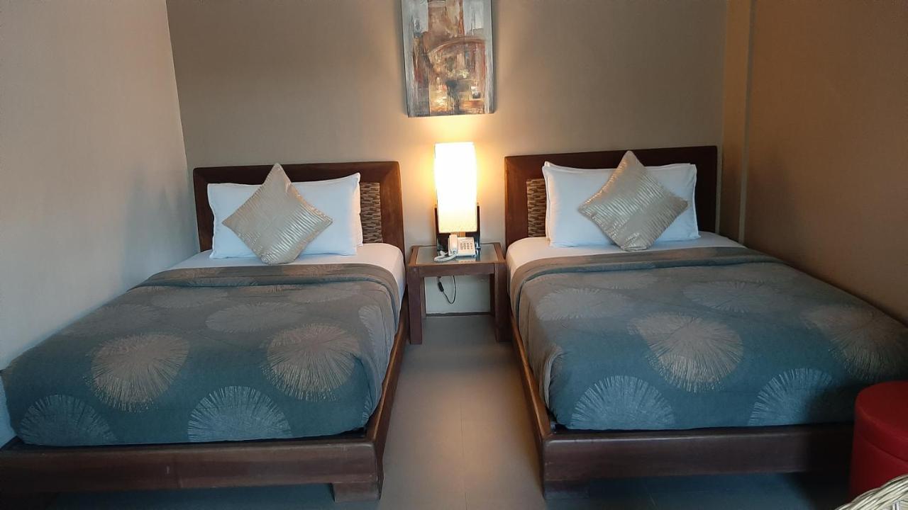 Urban Sands Hotel Iloilo Buitenkant foto