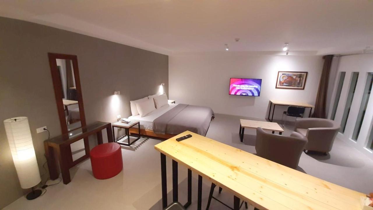 Urban Sands Hotel Iloilo Buitenkant foto